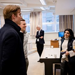 Bilde av Mah Noor Munir og Eirik Aarthun som snakker med elever fra Oslo Handelsgymnasium.
