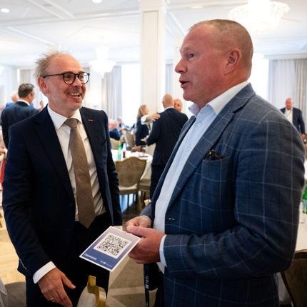NHH-rektor Helge Thorbjørnsen i prat med Oljefondsjefen Nicolai Tangen. 