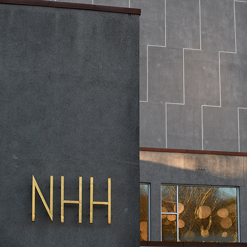 Nærbilde av høyblokken til NHH. Foto Hallvard Lyssand