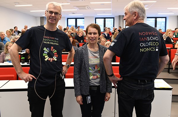 Øystein Thøgersen, Linda Nøstbakken og Gunnar E. Christensen prøver seg som modeller og viser frem t-skjorten fra ulike vinkler. 