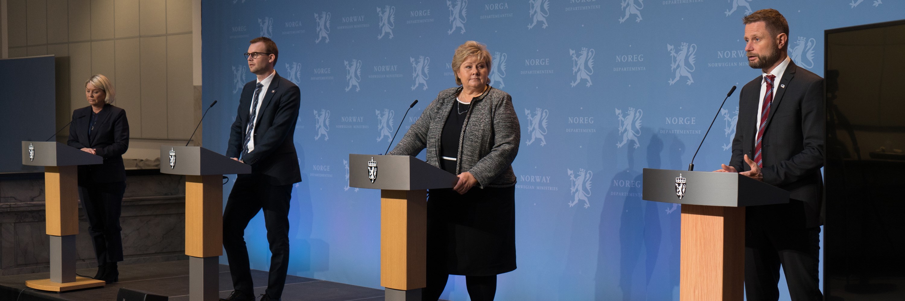 Bilde av Erna Solberg og flere statsråder på pressekonferanse