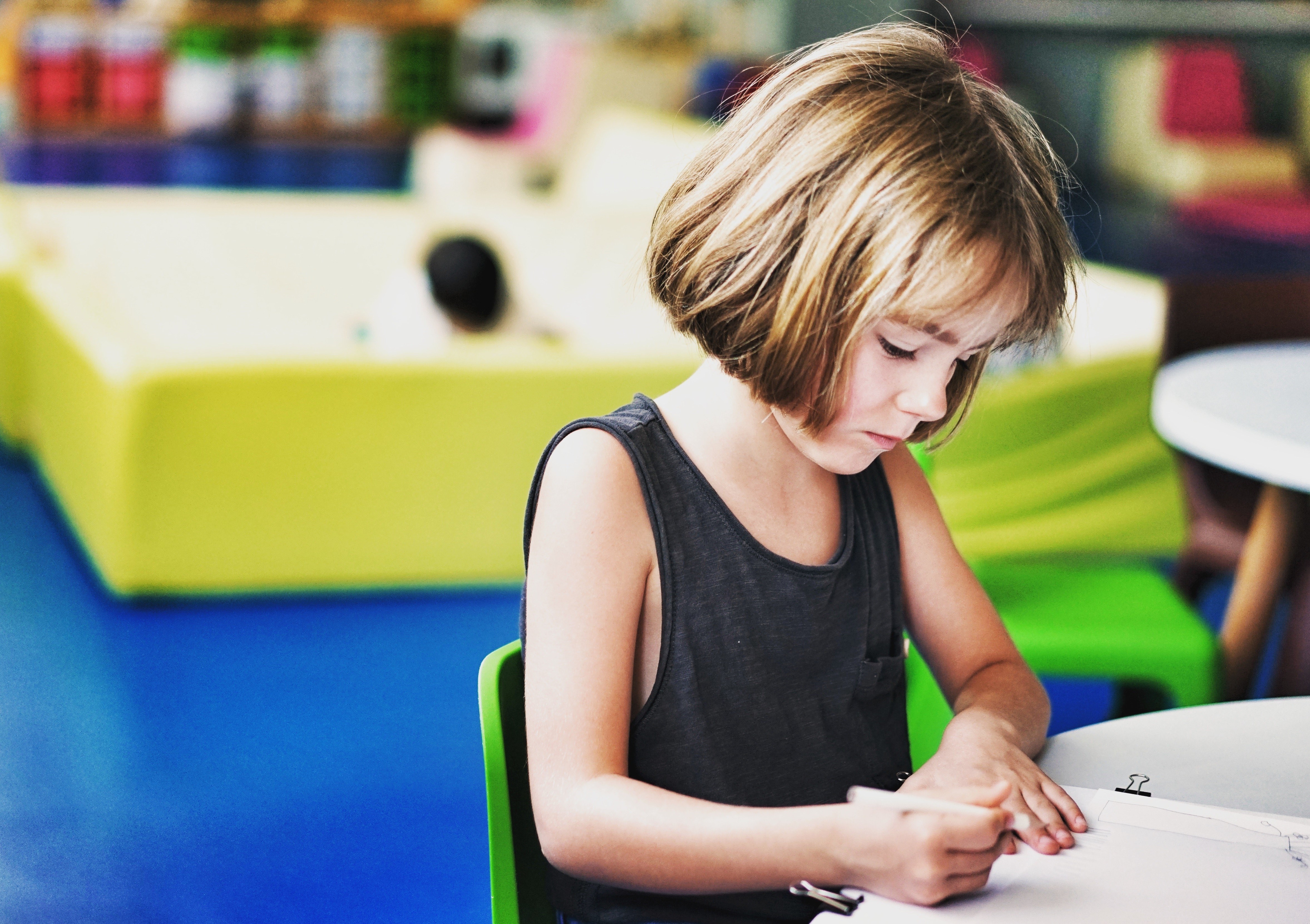 Girl writing, Alines prosjekt.jpg