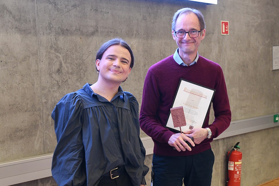 Associate Professor Kjell Ove Røsok from the Department of Accounting, Auditing and Law won this semester’s Bronze Sponge for his teaching in BED2. Sivert Abrahamsen from NHHS handed out the award.