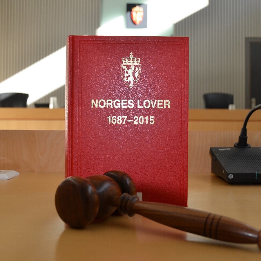 Norges_lover_rettssal_wikimedia.jpg