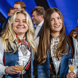 Picture of Silje Henriksen and Vilde Norheim Ellingsen. Photo: Tove Lise Mossestad