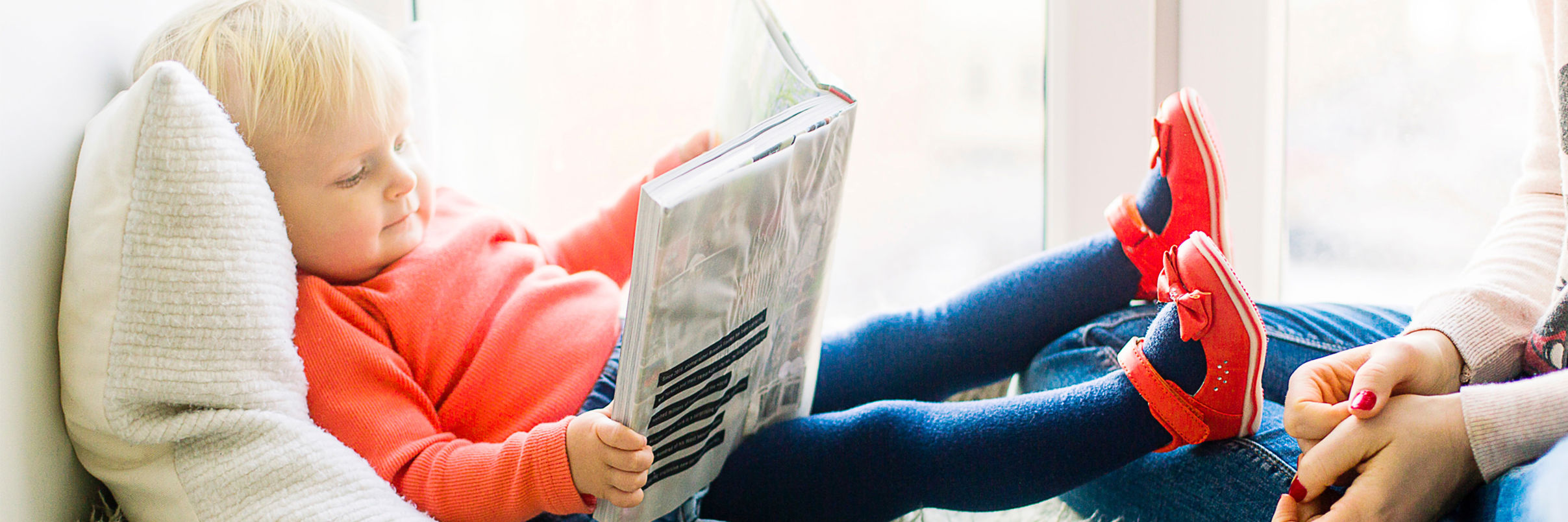 Barn som leser i bok. 