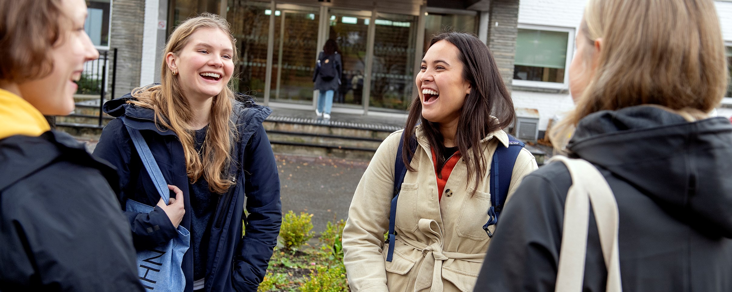 Bilde av studentambassadørene Hermine Øye-Forbregd, Karoline Lysaker, Cinta Lilis Jacobsen og Molly Jenkins. 