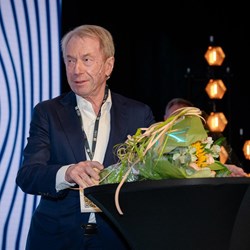 Jens Ulltveit-Moe ble i dag kåret til "Årets Alumn" på NHHs Alumnikonferanse i Oslo. Foto: Joakim S. Enger. 