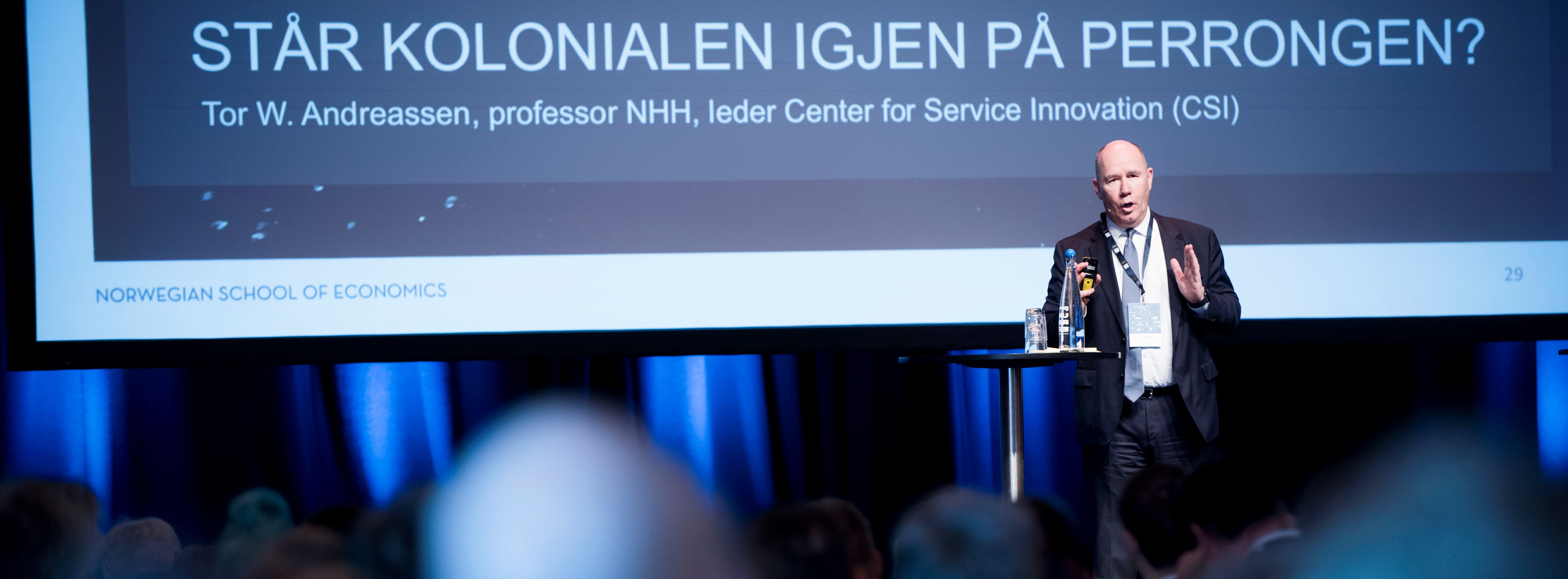 Professor, Tor W. Andreassen holder presentasjonen sin på FOOD konferansen. Foto: Siv Dolmen