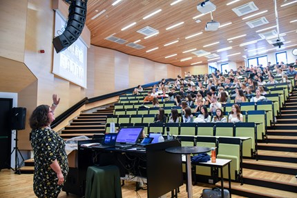 Norunn Johanne Økland started the day by welcoming the new international students to NHH.