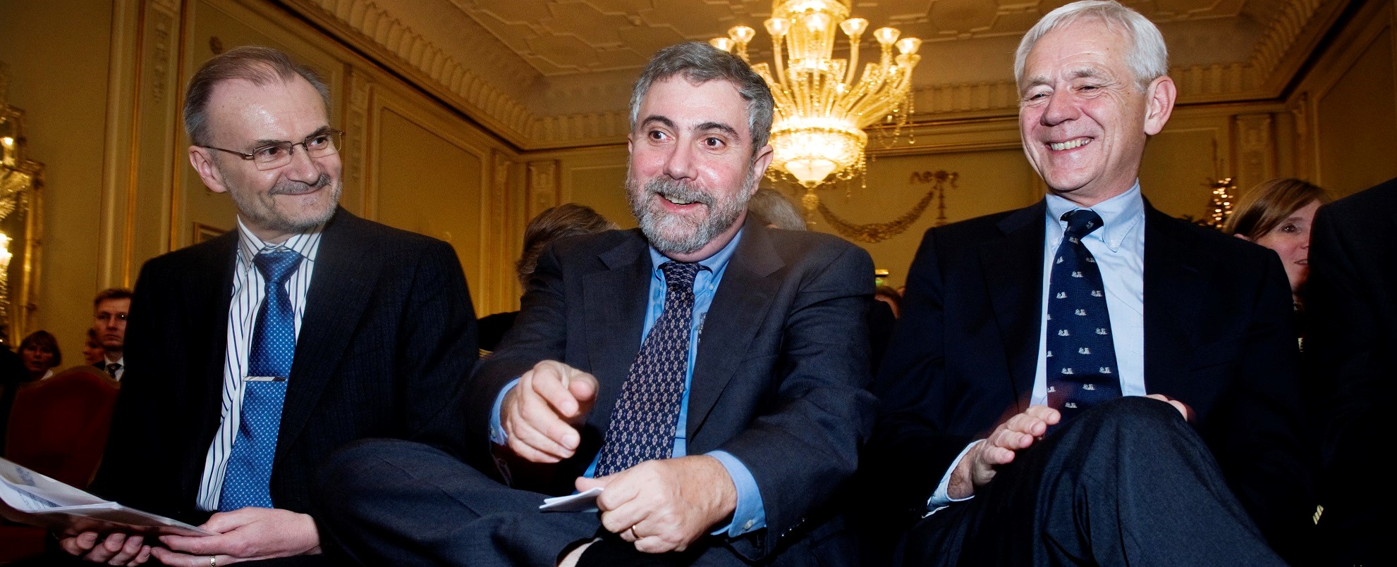 Der det typisk amerikanske ble storkonsern med verden som marked, ble det typisk europeiske på denne måten små og mellomstore bedrifter som dels supplerer hverandre og dels konkurrerer – det som populært kalles næringsklynger. Foto: Økonomiprofessor Knut Anton Mork, nobelprisvinner Paul Krugman og NHH-professor Victor Norman på en konferanse i Oslo i 2008. 