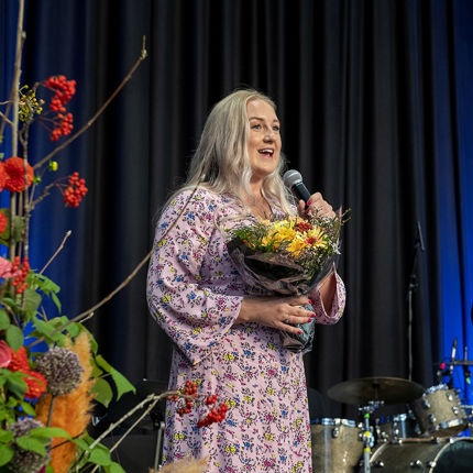 Lise-May Sæle fikk pris for sosial innsats under immatrikuleringen.