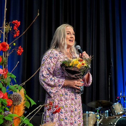 Lise-May Sæle fikk pris for sosial innsats under immatrikuleringen.
