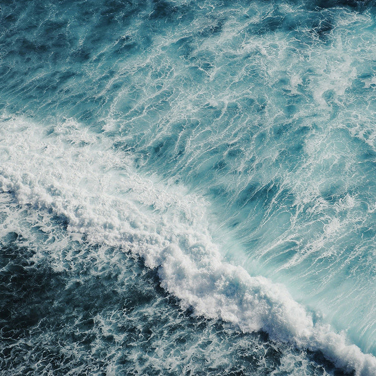 Aerial view of the 0cean. Photo: Andrzej Kryszpiniuk on unsplash.com