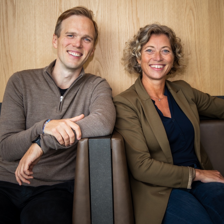 Professor Therese Egeland og førsteamanuensis Joel W. Berge er NHHs nye podkast-par. De står bak podkasten Lederskap. Foto: Trude Brun Wilhelmsen