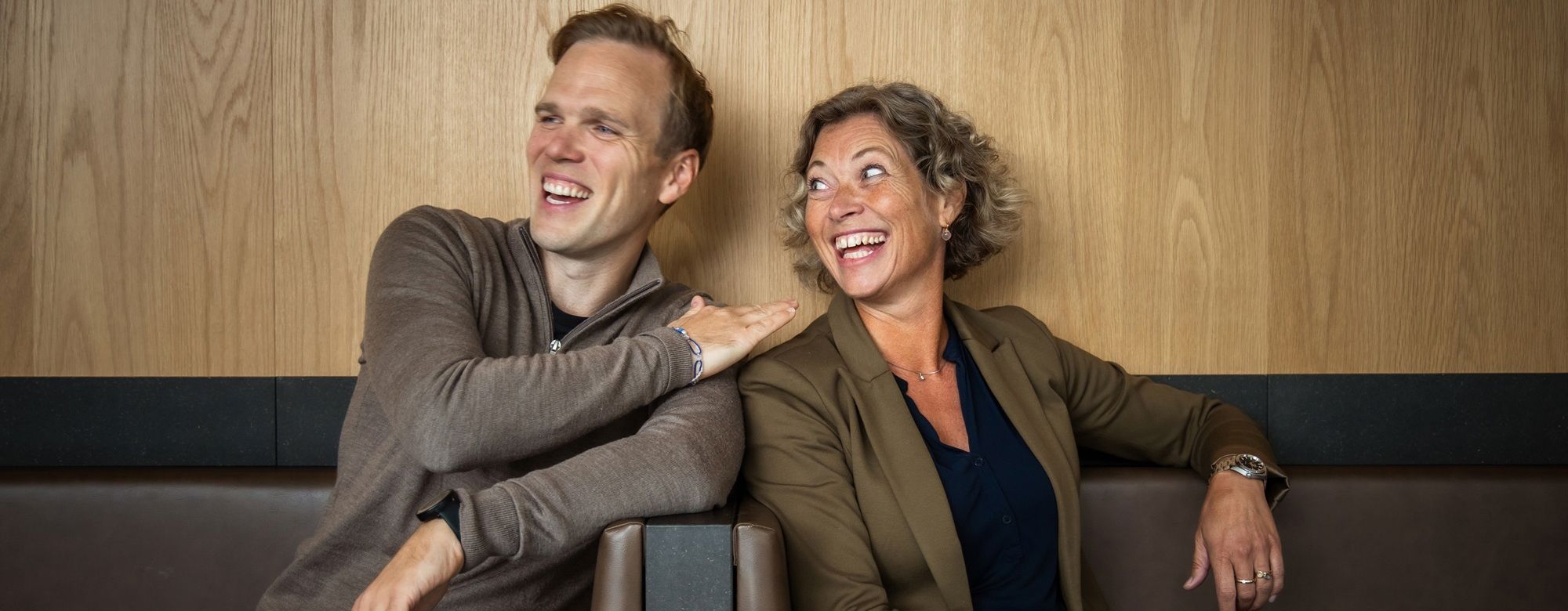 Professor Therese Egeland og førsteamanuensis Joel W. Berge er NHHs nye podkast-par. De står bak podkasten Lederskap. Foto: Trude Brun Wilhelmsen