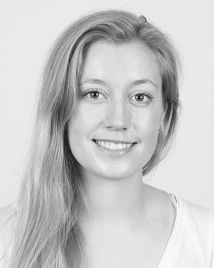 Bilde av NHH-student Klara Råbu, som fikk nyttig arbeidserfaring som praktikant i utenrikstjenesten i New York. Foto: Uken