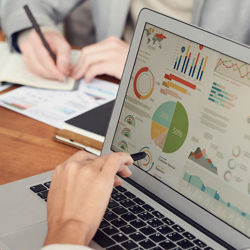 Bilde av folk som jobber på laptop. Foto: Pexels v. Fauxels