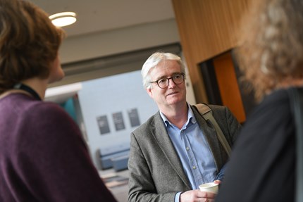 Johannes talks to two people after the seminar