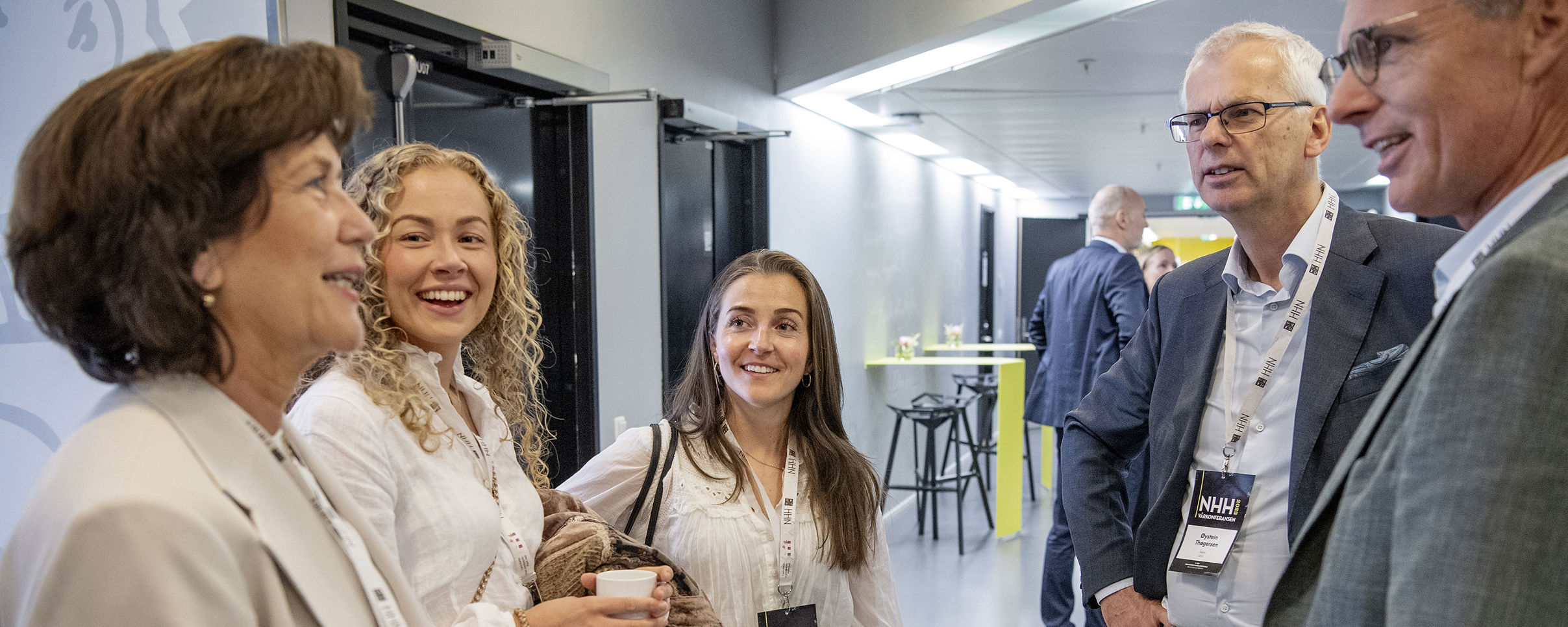 Rektor Øystein Thøgersen i dialog med Mai Vik frå AFF, Mari Larsen Sæther i Carrot og NHH-student Maria Fjogstad. Foto: Helge Skodvin