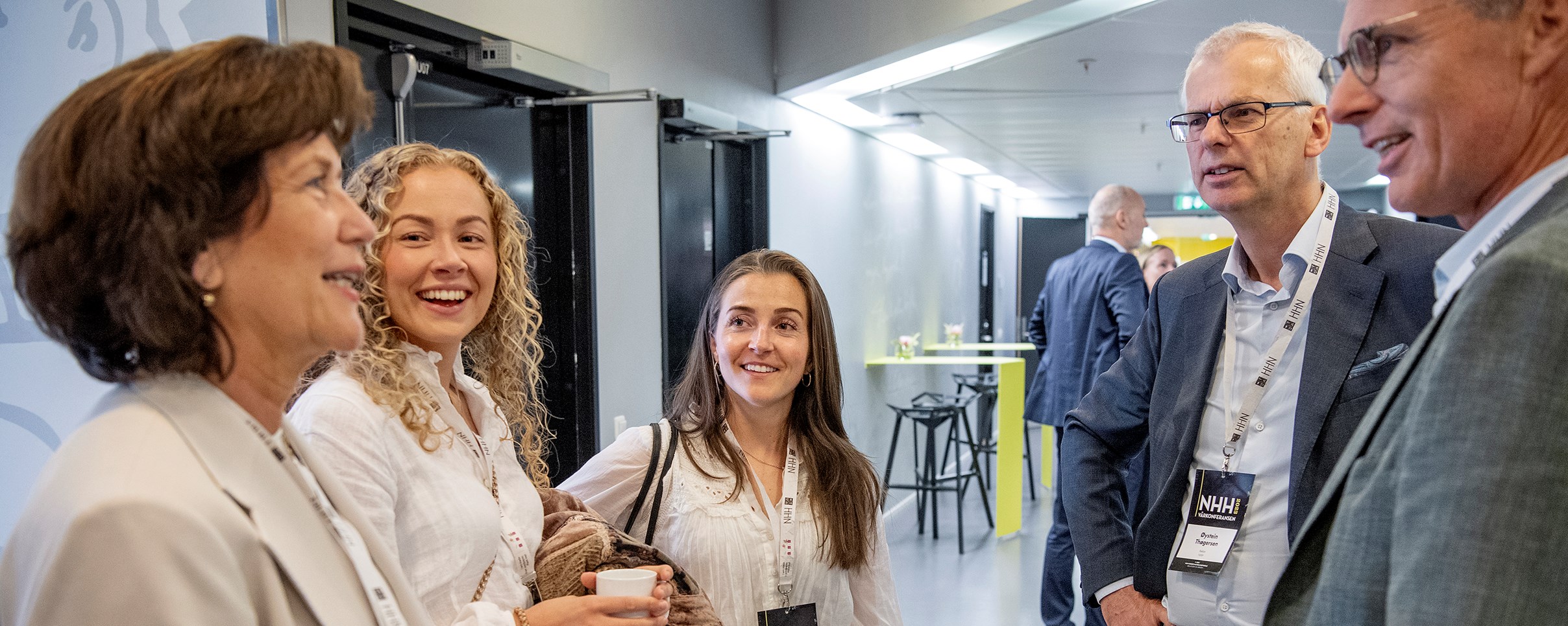 Rektor Øystein Thøgersen i dialog med Mai Vik frå AFF, Mari Larsen Sæther i Carrot og NHH-student Maria Fjogstad. Foto: Helge Skodvin