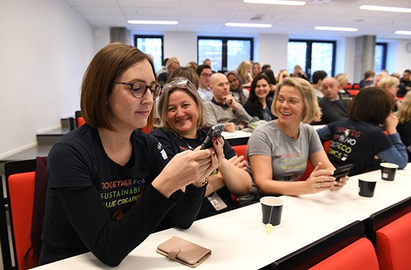 Johanne Vaagland, Ann Mari Haram og Maja Dame under gruppearbeidet.