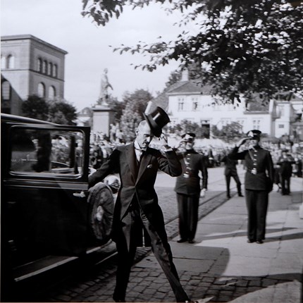 Kong Haakon 7 åpnet NHH på Muséplass 9. september 1936-