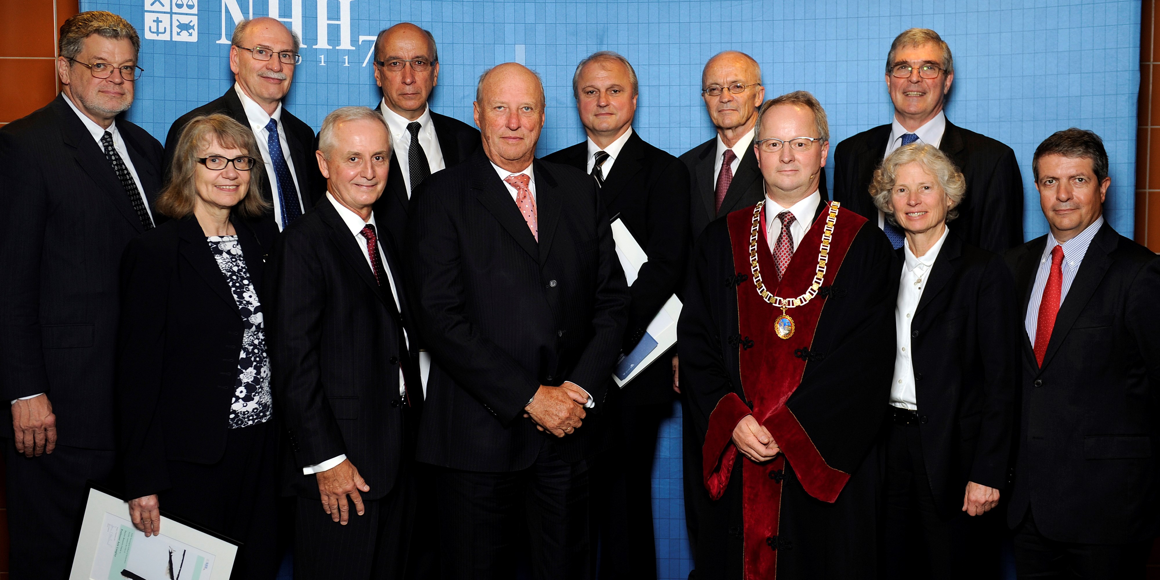  Kong Harald og dåverande rektor Jan I. Haaland med æresdoktorar utnemnt i samband med NHHs 75-årsjubileum i 2011. Foto: Helge Skodvin