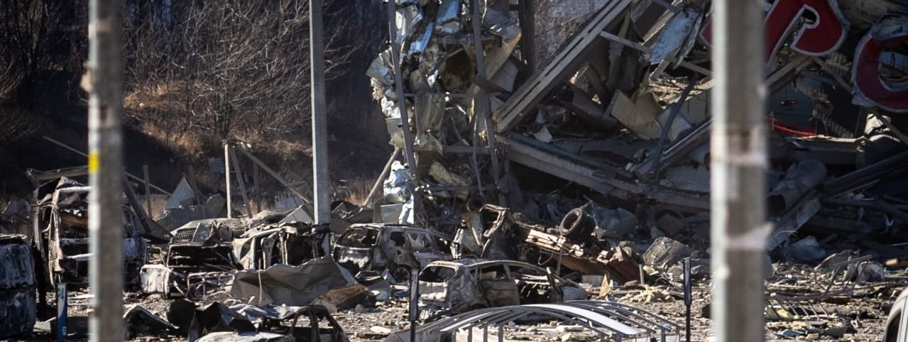 Så lenge ikke Russland er påført et forsmedelig tap, er det ingen grunn til å tro at Putin og hans klikk vil nøye seg med en flik av Ukraina, skriver Rögnvaldur Hannesson i BT. Foto: Handlesenter i Kiev etter bombing i mars 2022 (Kyiv City State Administration, Olexiy Samsonov) 