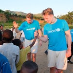 Bilder av NHH-studenter og barn i Malawi.