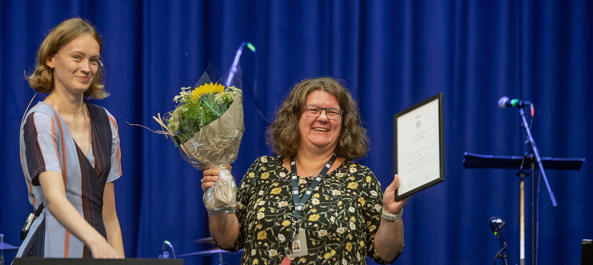 Ingrid Heimark presented the award to Norunn Johanne Økland during the matriculation ceremony. (Photo: Helge Skodvin)