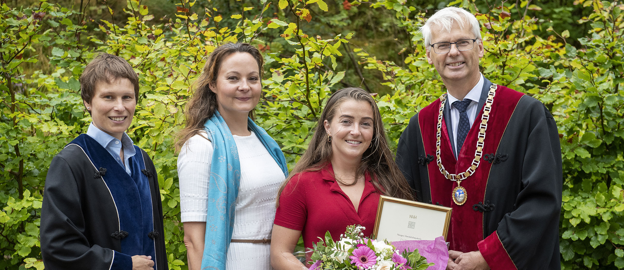 Daværende prorektor Linda Nøstbakken, daværende statssekretær Rebekka Borsch, Maria Fjogstad og NHH-rektor Øystein Thøgersen. 