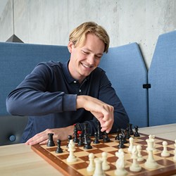 Picture of Benjamin Haldorsen playing chess. Photo: Ingunn Gjærde
