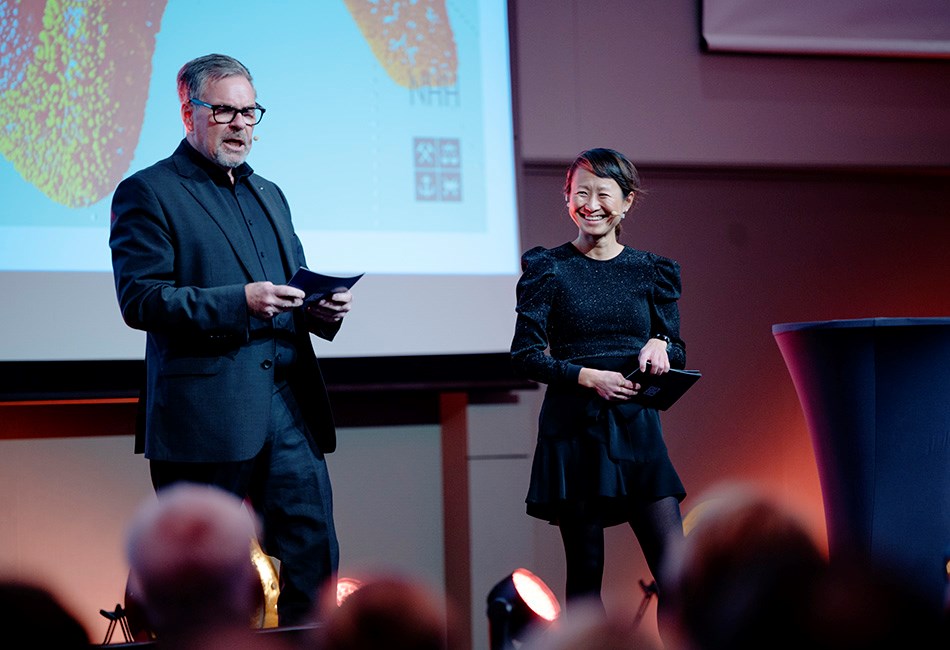 Konferansierene Camilla Kim Kielland og Jon Morten Melhus er begge medlemmer av Alumnirådet.