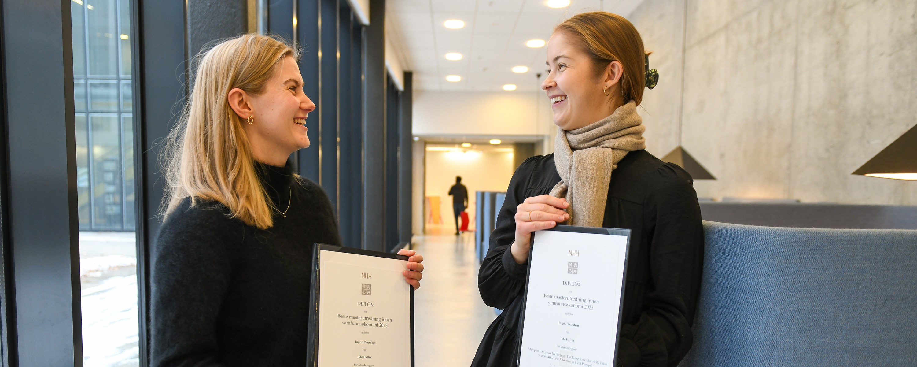 Bilde av Ida Haltia og Ingrid Trandem som holder oppe diplomer. Foto: Ingrid Aarseth Johannessen