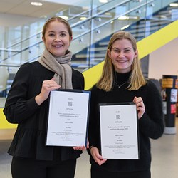 Bilde av Ingrid Trandem og Ida Haltia som holder oppe diplomer. Foto: Ingrid Aarseth Johannessen