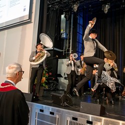 Very strong labour market for NHH 2021 candidates: More than 97 per cent of graduates were in employment or continuing their studies after completing their master’s degree. The median income also rose substantially. Photos: Matriculation at NHH last August (Helge Skodvin) 