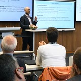 Ewans presenterer framfor skjerm