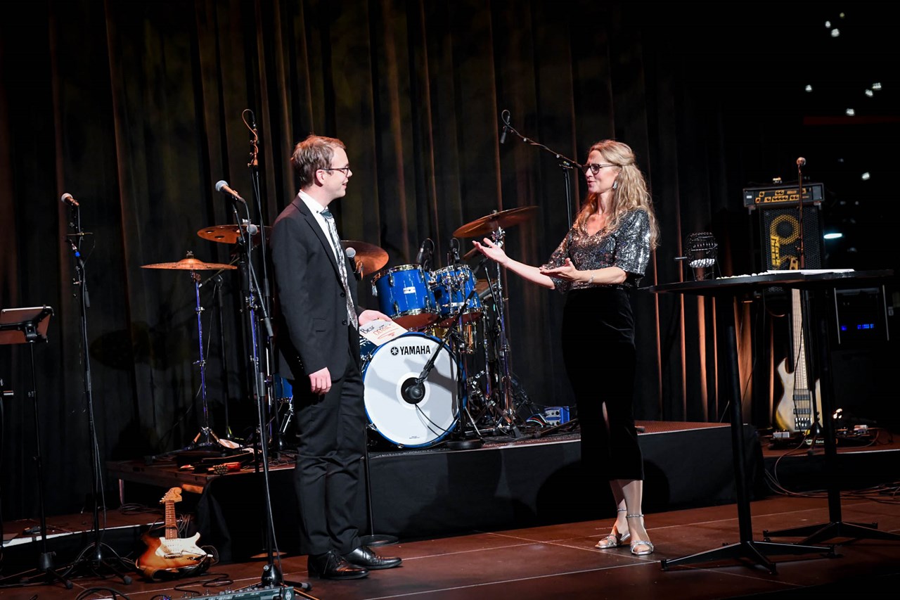 Silje on stage handing out award