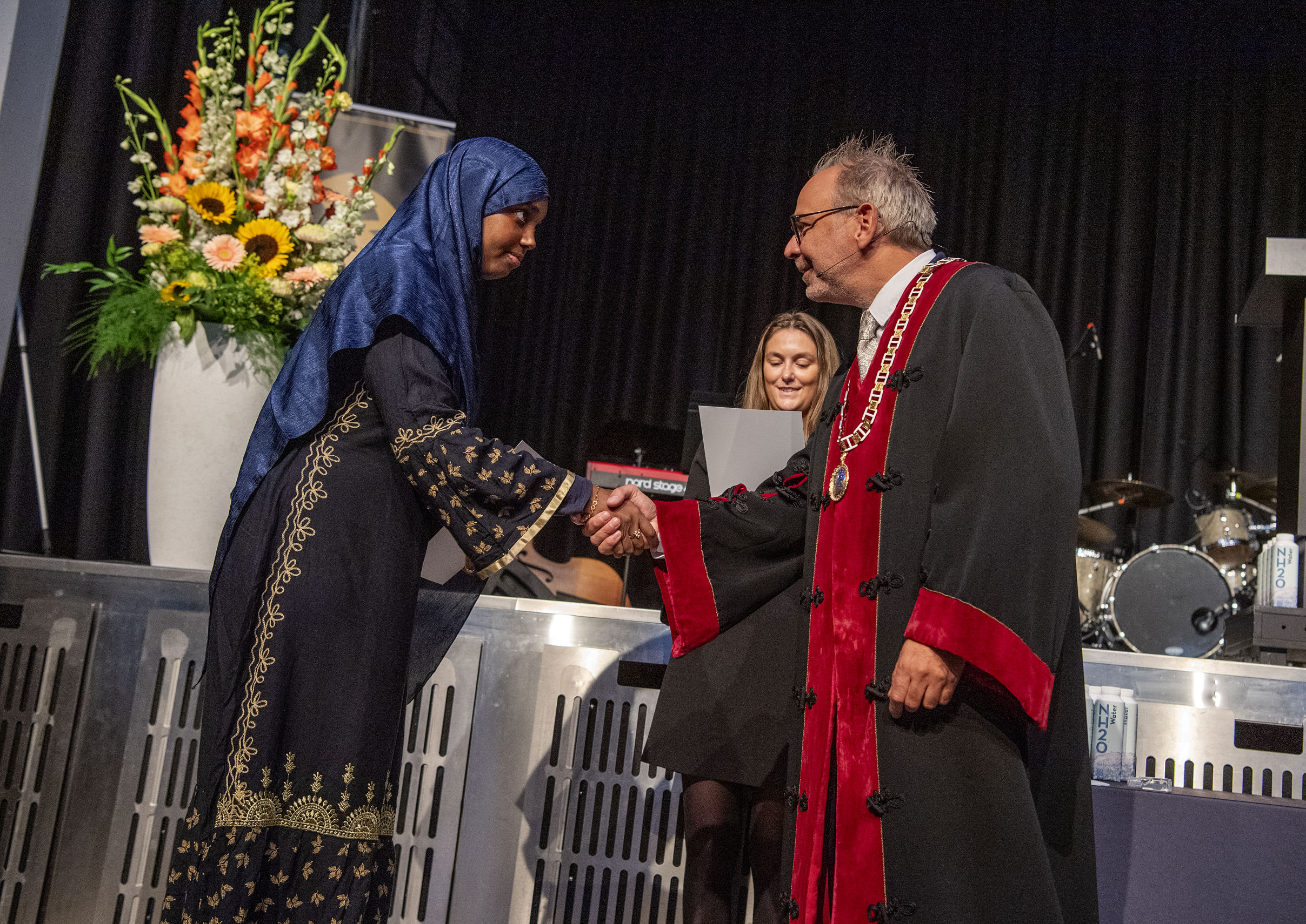 Helge Thorbjørnsen og NHH-student under sermonien