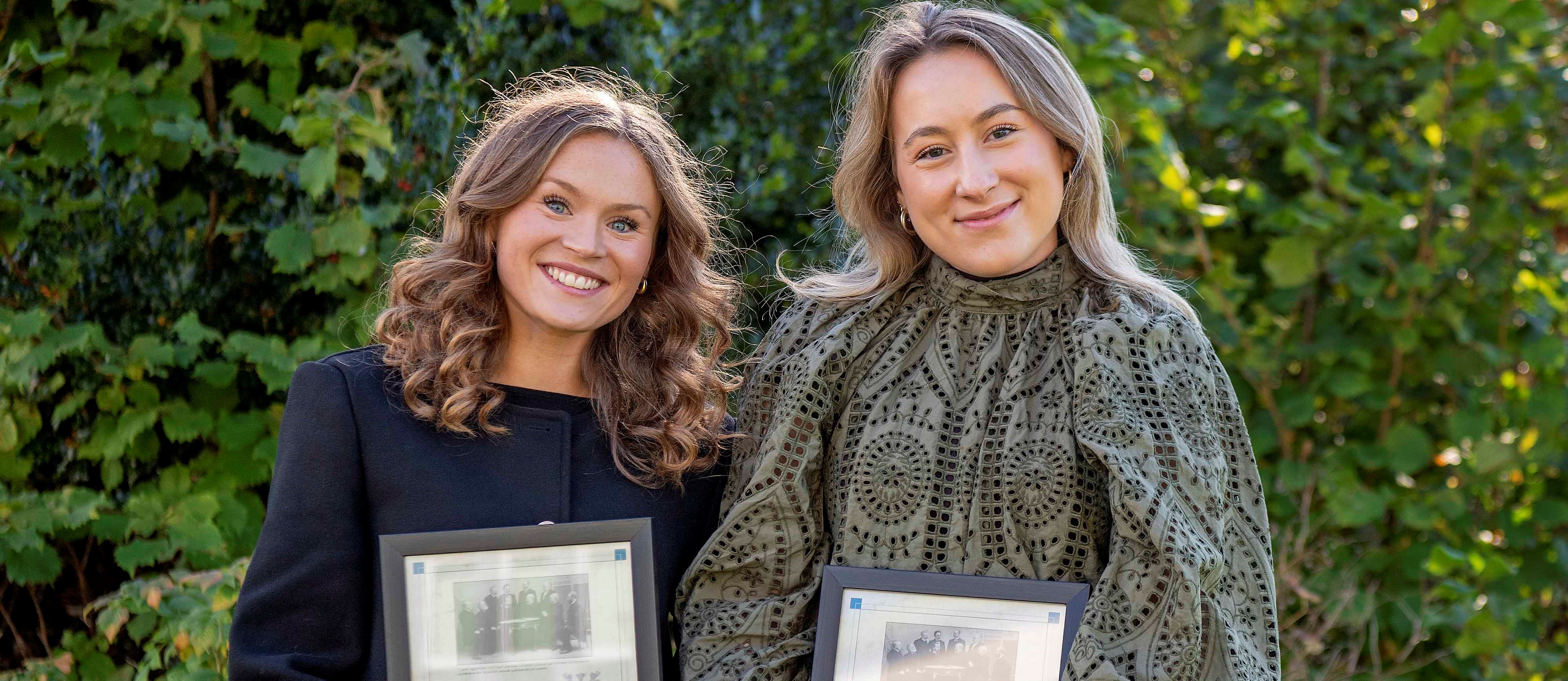 NHH alumni Nikoline Valaker (left) and Adna Alibasic won the Lehmkuhl scholarship 2024. Photo: Helge Skodvin.