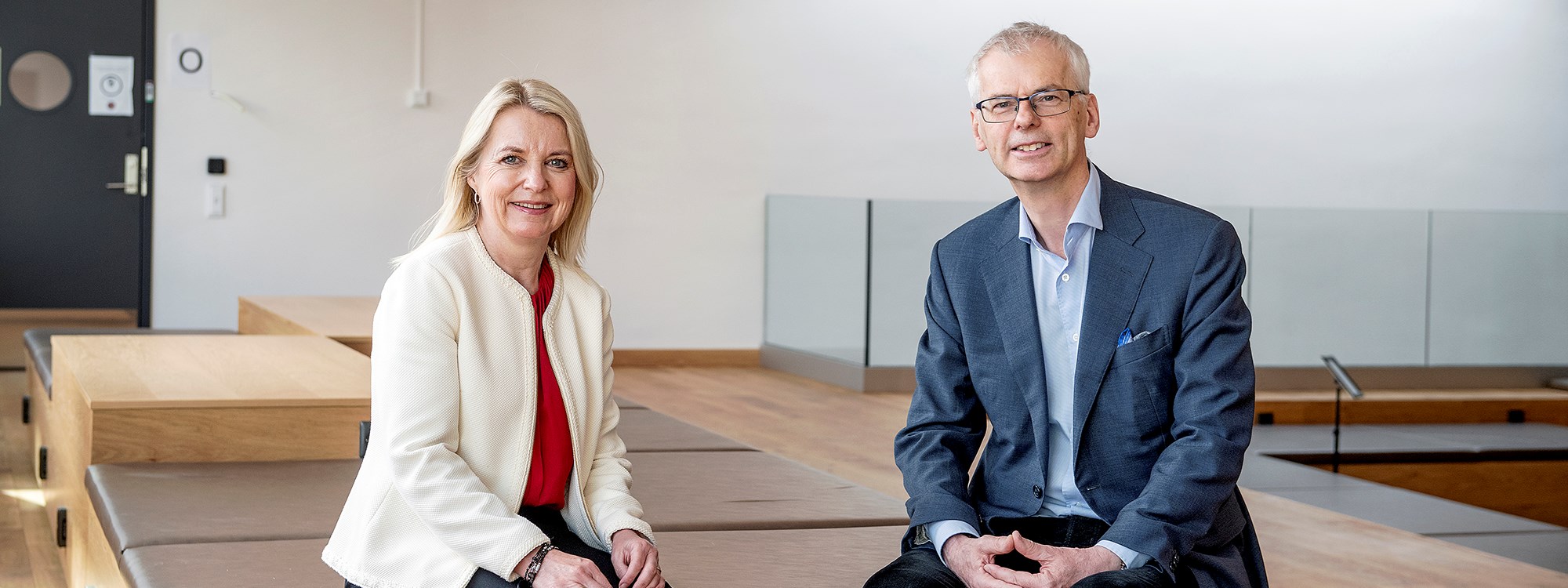 From left Bjørg Marit Eknes and Rector Øystein Thøgersen. Photo: Helge Skodvin