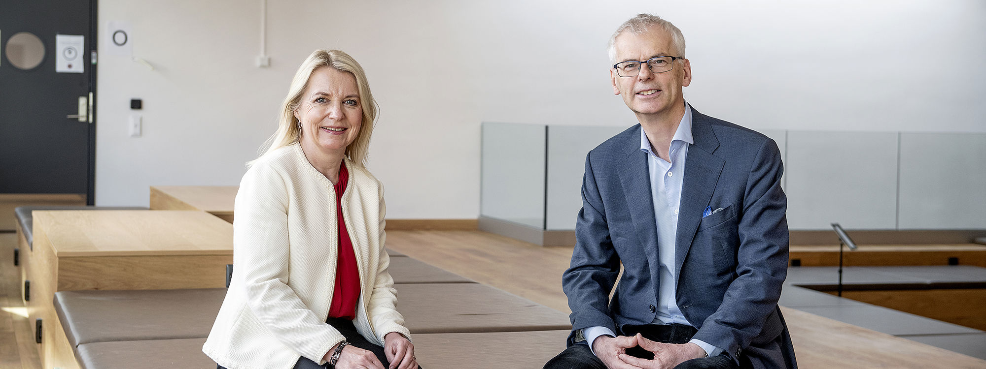 Bjørg Marit Eknes og rektor Øystein Thøgersen. 