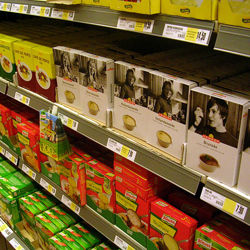 A shelf in a Swedish grocery store showing both private label and international brands. Photo: Väsk/Wikimedia Commons/GNU Free Documentation License 1.2 
