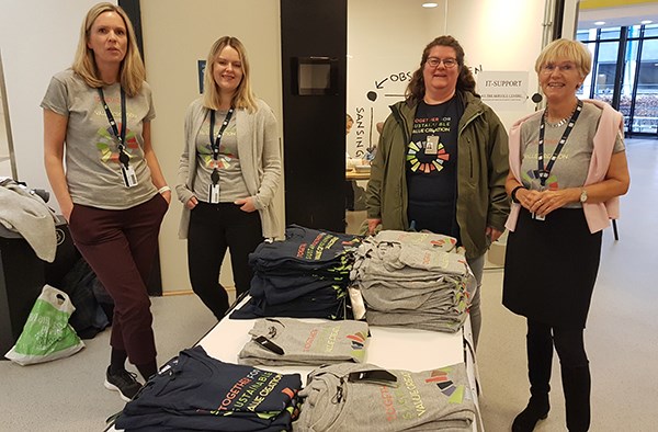 Liv Mari Bakke, Hildegunn Strømmen, Norunn Økland og Trine Dahl viser fram de nye t-skjortene (og NHH-nøkkelkort-halsbåndene).