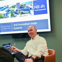 Professor Tor Wallin Andreassen presents at an NII meeting at NHH. Photo: Ingunn Gjærde