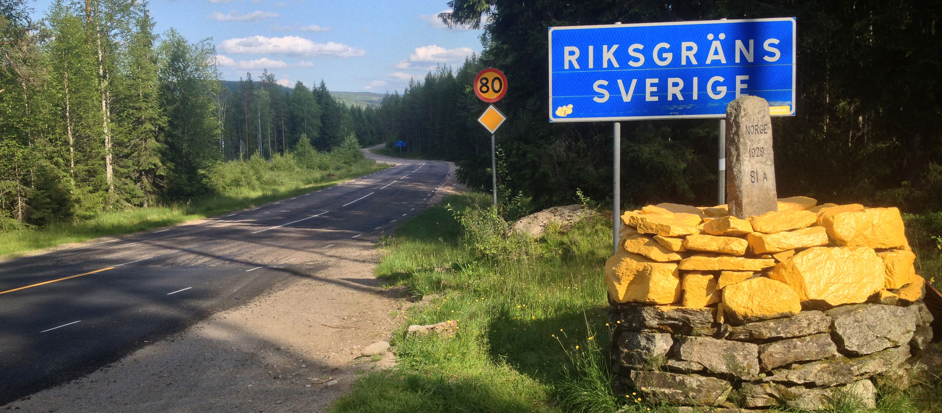 Sign on the Swedish-Norwegian border. Photo: Louise Brunborg Næss/ Creative Commons Attribution-Share Alike 4.0 International license.