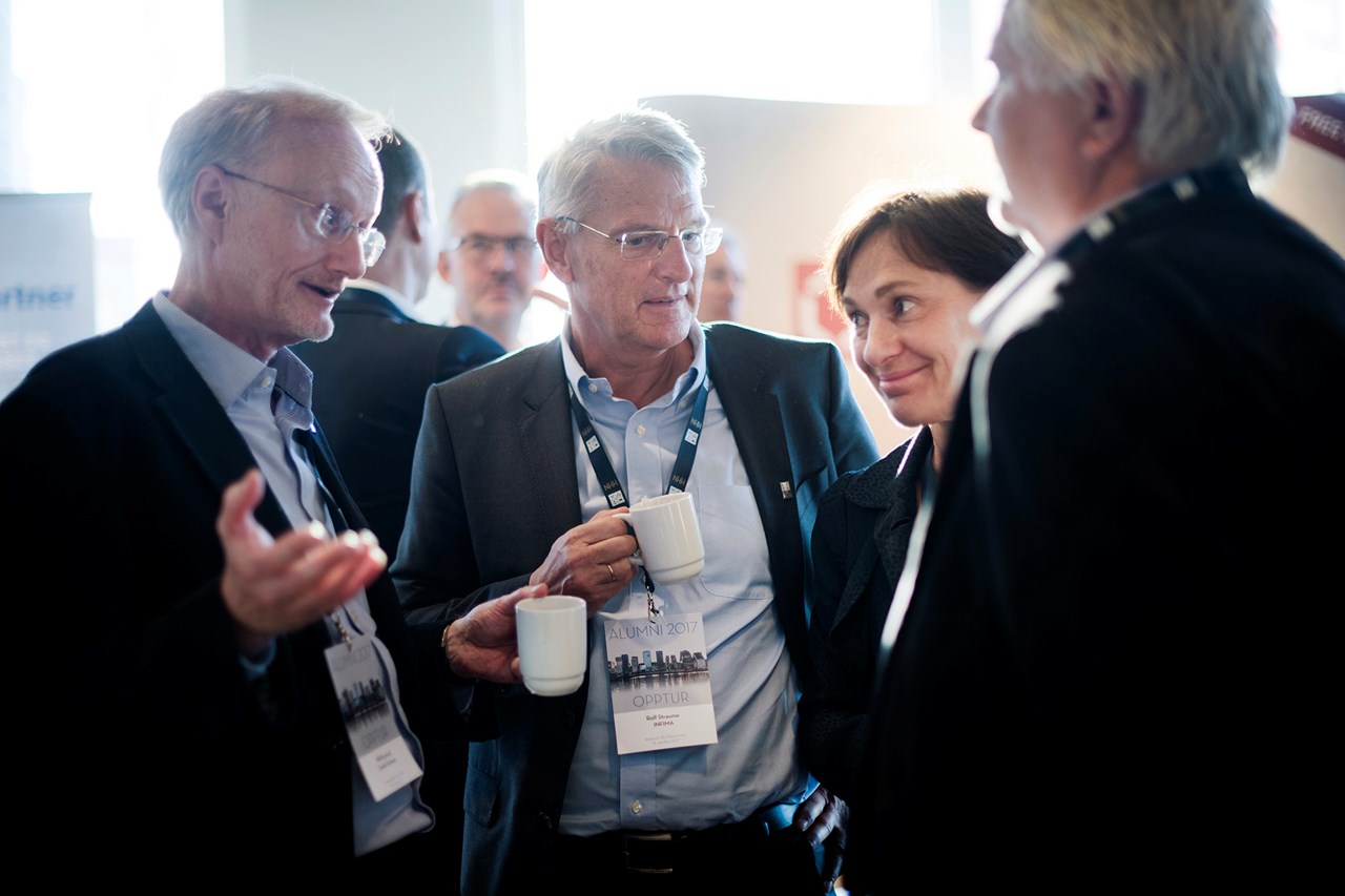 Mingling i pausen under Alumnikonferansen 2017. Foto: Siv Dolmen