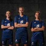 Bilde av tre unge fotballspillere. Foto: Veronika Stuksrud