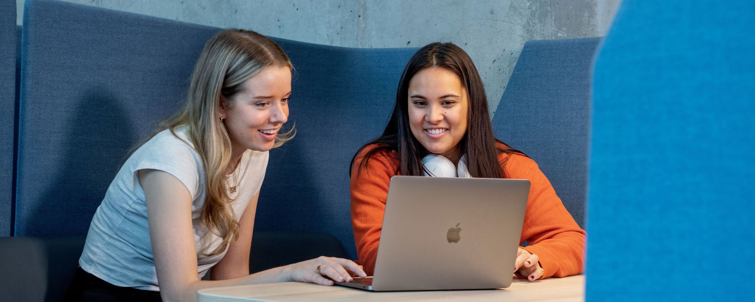 Molly Jenkins and the Norwegian student ambassador Cinta Lilis Jacobsen (21). 